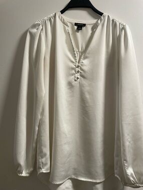 Halogen Cream Top with Crew Neck Tag Detail